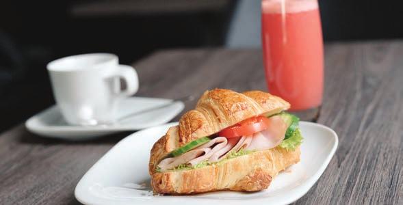 Cena 150 Kč/osoba COFFEE BREAK III. Káva, čaj dle výběru, minerální voda Rajec, juice, výběr 1 ks sladkého a 1 ks slaného dle nabídky, čerstvé krájené ovoce. Cena 245 Kč/osoba COFFEE BREAK IV.