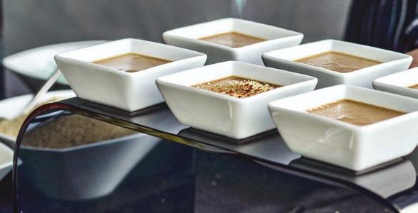 BUFETOVÁ MENU BUFET III. Saláty (100 g na osobu) Trhaný salát s krevetkami a polosušenými rajčaty. Salát s plátky kachních prsou, ořechy a višněmi.