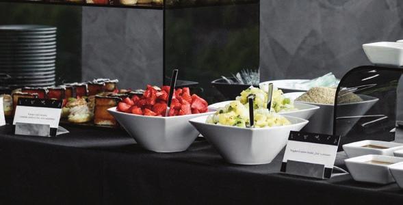 Pečené tomaty s mozzarellou Buffalo a bazalkou. Plátky parmské šunky se žlutým melounem a salátem rukola.