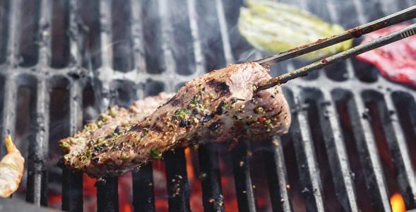 Hlavní chody na grilu (200 g na osobu) Hovězí flank steak v pepři a bylinkách. Marinovaná kuřecí prsa v tandori koření. Steak z vepřové krkovice v dijonské hořčici a šalvěji.