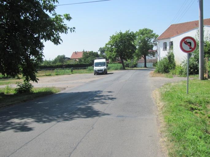 7.7. značka Zákaz odbočování vlevo (silnice 24633, napravo čp. 29) 7.7. značka