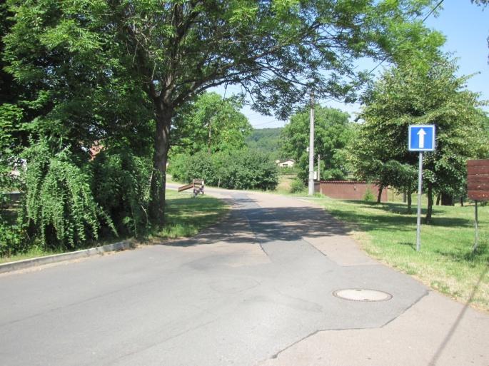 u silnice III/24633 vedle domu čp. 29 objevila značka o max.