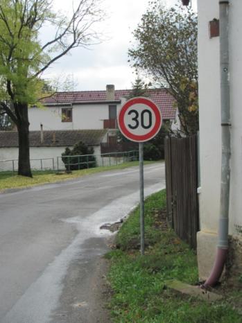 nechráněnému železničnímu přejezdu (lokální trať z Vraňan směrem do Horních
