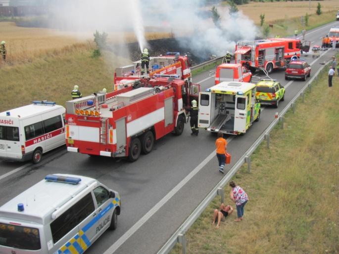 Policie uvedla, že došlo ke srážce Fordu Transit, který jel ve směru od nadjezdu a z neznámých příčin se dostal do protisměru, s osobním