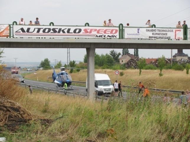 Srážka aut a motocyklu měla za následek požár, který zcela zničil motocykl a Ford Focus a od nich začalo hořet dozrávající obilí na