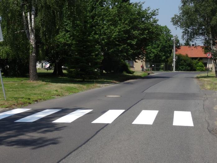 Řidička osobního vozu Ford Focus byla s lehkým zraněním dopravena do nemocnice na Mělníku vrtulníkem, další lehce zraněná osoba byla