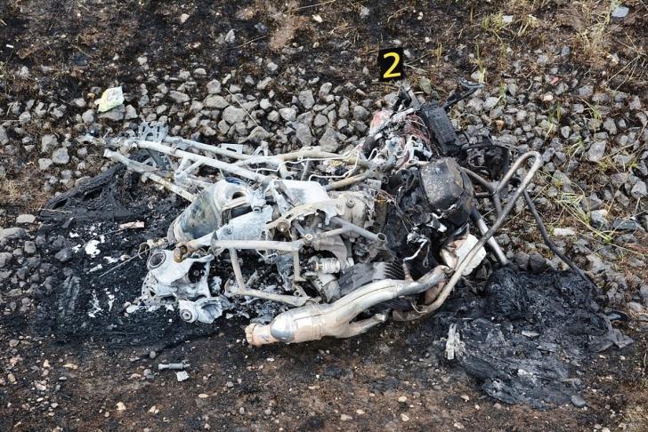 detail trosek motocyklu hořící obilí (pohled z lávky) K havárii vozidel se vyjádřil týdeník Mělnicko č. 32 ze dne 4.8.2015 na straně 2.