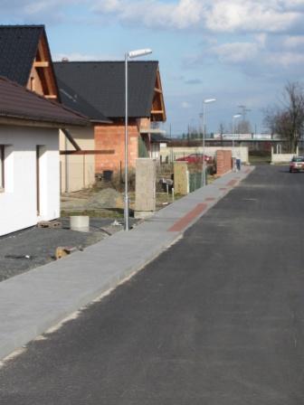 Bylo instalováno celkem 5 stožárů se svítilnami.