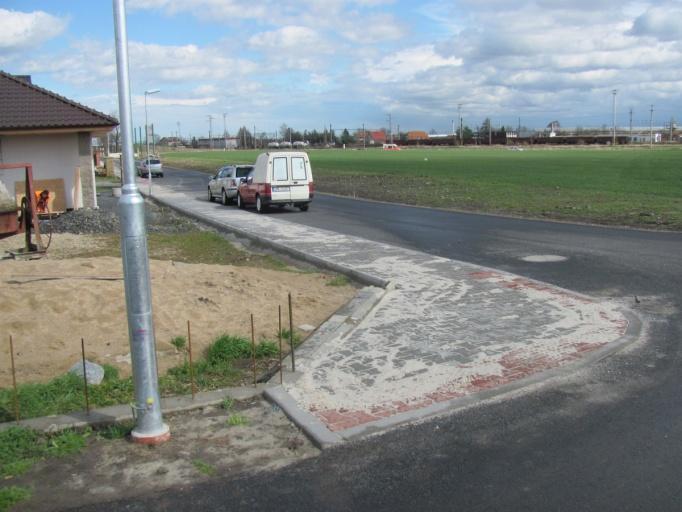 května byla do strouhy podél komunikace u nových domků uložena