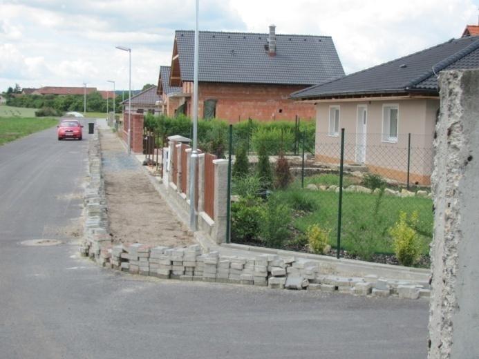 obce navrhli opětovnou přeložku chodníku.