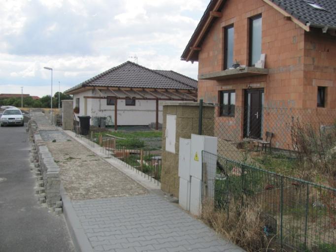 museli nejprve zhotovit základy pro oplocení.