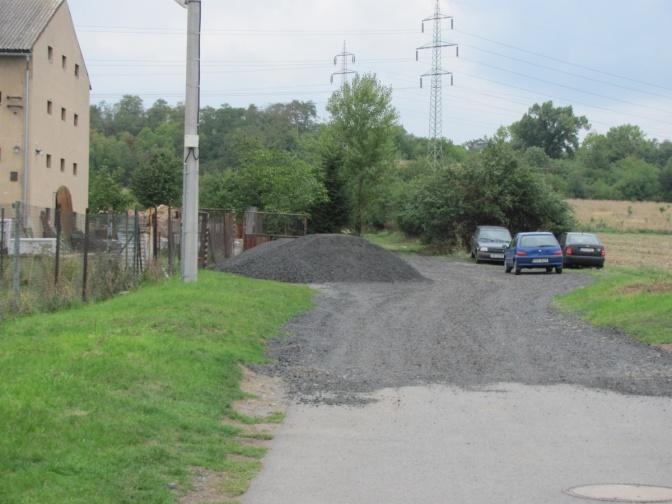 Projíždějící kamion najel na betonové víko kanalizace tak nešťastně, že víko spolu se spodní kónickou betonovou vestavbou šachty vystřelilo, odkutálelo