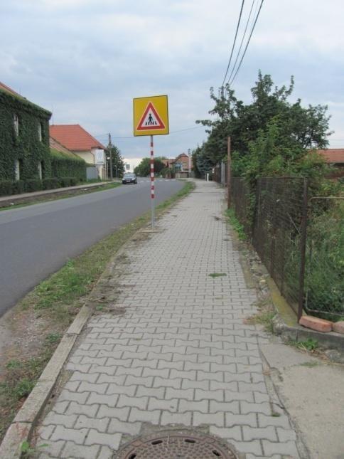 pohled z návsi, vlevo čp. 27 pohled z návsi, vlevo čp. 147 (s vjezdem do Antiku) Q. Prodej nemovitostí 4 Jakoby se v tomto roce roztrhl pytel s nemovitostmi ve Spomyšli.