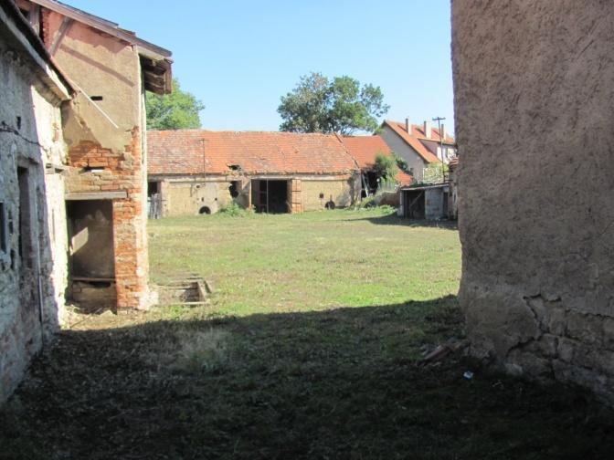 elektrického vedení, které jsou vedeny těsně podle zdi domu