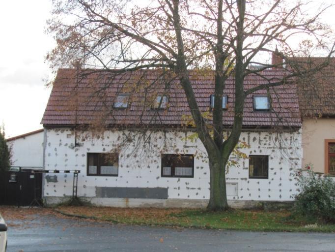 24 Velmi chatrná stavba je jednou z těch, které hyzdí své okolí a jsou nebezpečné tím, že hrozí zřícením.