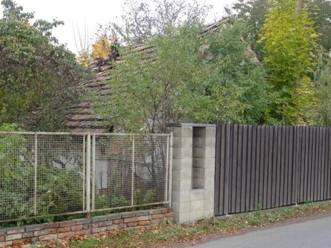 30 Bývalý obecní, nyní již drahnou dobu polorozpadlý domek, jehož pražský majitel se v obci skoro neukazuje, také není žádnou pýchou obce.