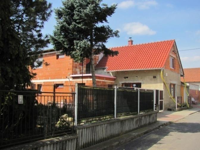 jejíž součástí byla i výměna vrat.