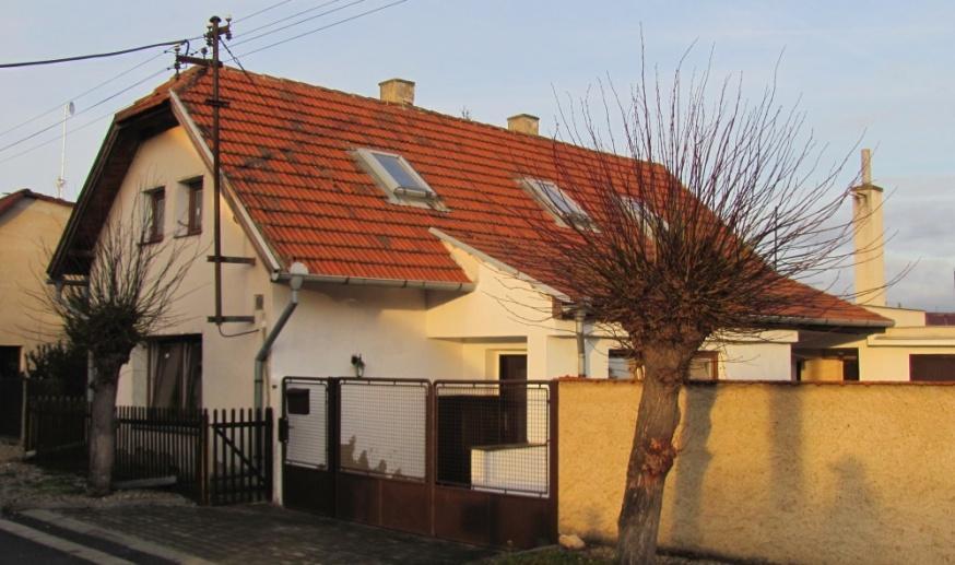 87 Majitelka domku začala s rekonstrukcí střechy domku a také stavebními úpravami obytných