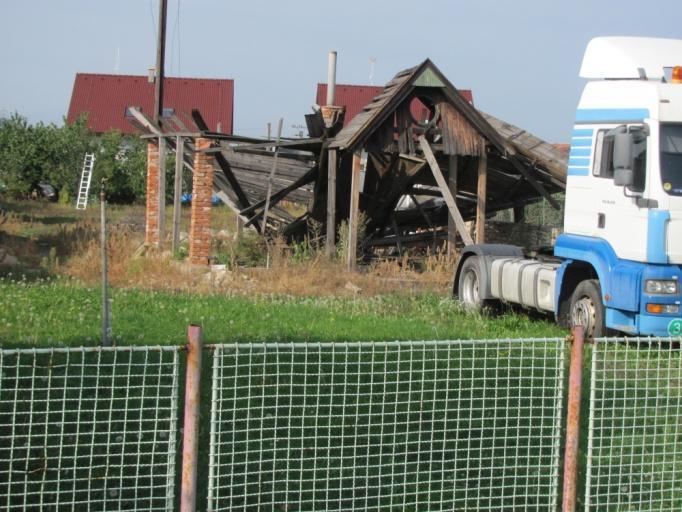 V té byla dosud umístěna police na uskladňování nádobí a skla používaného při společenských příležitostech,