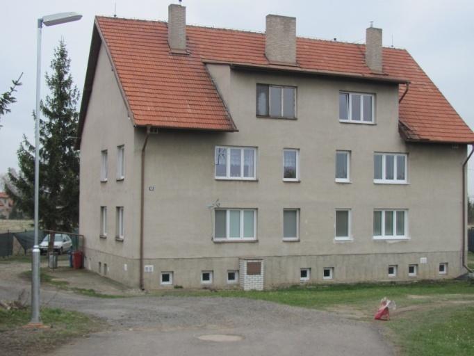 čp. 132 8.dubna bylo instalováno nové osvětlovací těleso poblíže bytového domu čp.