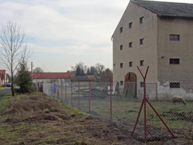 146 bývalá sušárna chmele, v současnosti sklad a prodejna místní firmy Antik V průběhu listopadu byla čelní