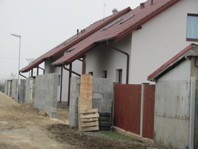 2015 2 nové lampy veř.osvětlení, vpravo čp. 113 8.4.