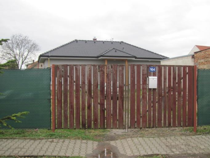 V květnu bylo v rybníku málo vody, pomalu, ale jistě zarůstal rákosem a to jak ze strany od domu čp. 19, tak i od hráze.