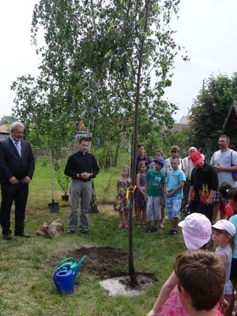divadelního spolku Vraní hnízdo, hry a soutěže pro děti a dospělé. od 18 hod.: večerní zábava s živou hudbou. zleva paní Jiřina Fialová, Mgr.