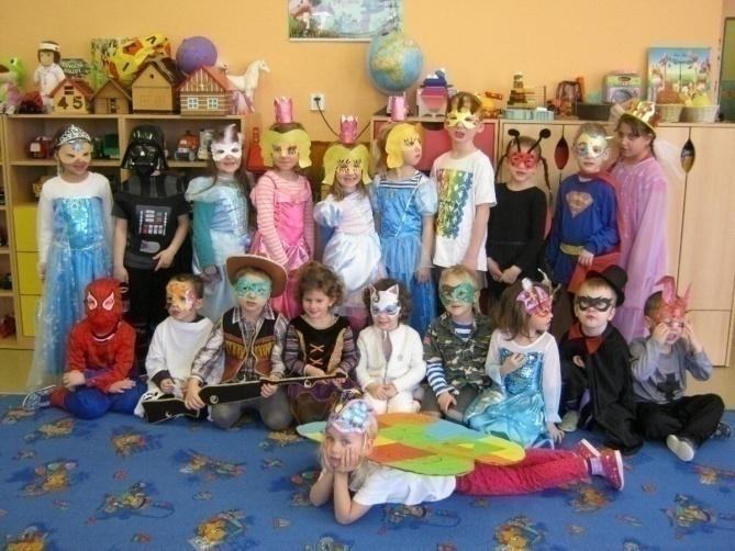 " Ve středu 13.5. jsme si společně s kamarády ze školy při hudebním představení s paní muzikantkou zabubnovali na různé druhy bicích hudebních nástrojů. Na pátek 15.5. jsme si pozvali naše maminky, abychom jim k jejich svátku popřáli pásmem básniček, písniček, pohádek a vlastnoručně vyrobenými dárky v podobě kytičky a kouzelné rybičky.