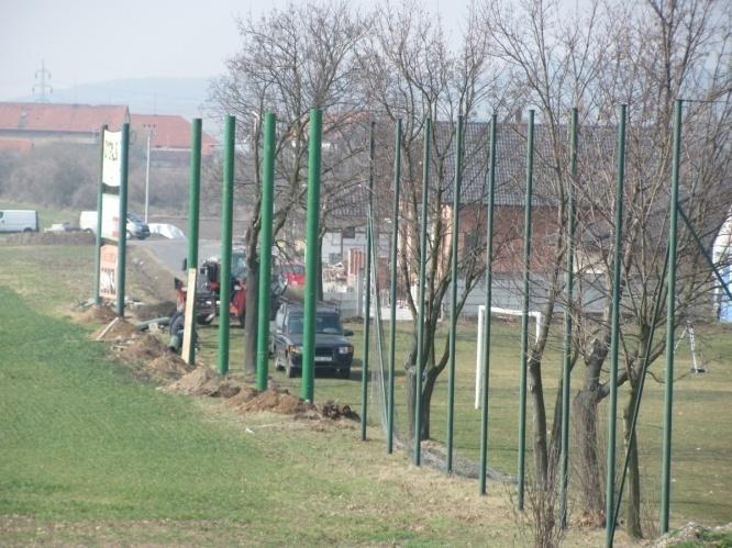 otevřená závora pohled ze silnice k zahradnictví 13.5.