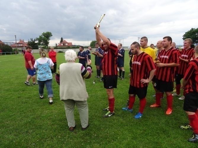 kapitán Spomyšláků Tomáš Duchoslav s trofejí za 2.