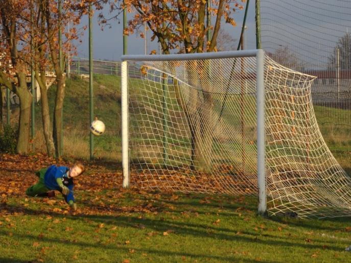 Fotbal tabulka po podzimních utkáních IV.B. třídy Mělnicka, roč. 2015/2016: KLUB Z V R P S B 1. Sokol Sazená 11 10 0 1 54:10 30 2. SK Spomyšl 11 10 0 1 21:8 28 3.