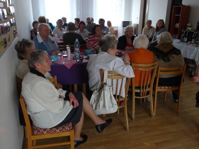káva).