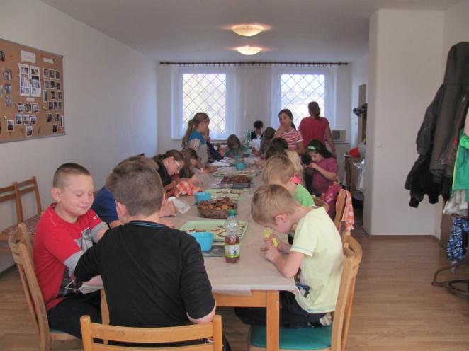 perníčků část perníčků ve tvaru vánočních stromků a svícnů Dětská