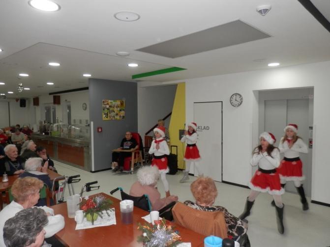 Poprvé vystoupila ve jmenované Smolnici děvčata Deniska Menčíková s Natálkou Kumprichtovou v neděli 20.září.