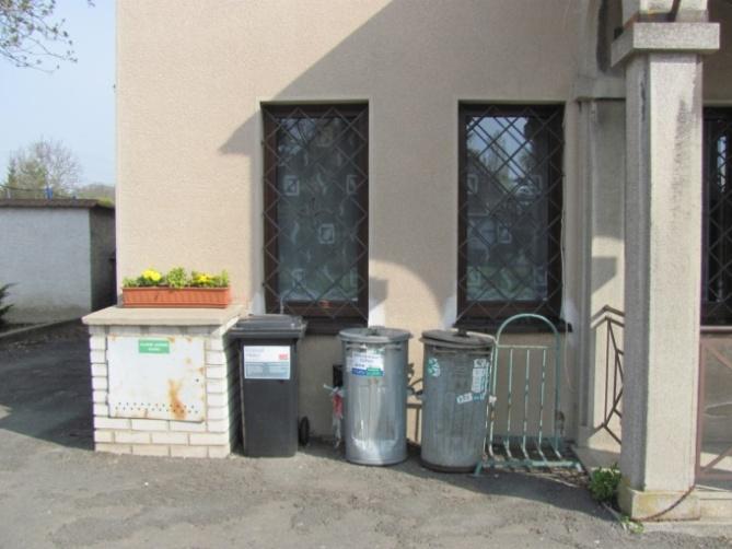 Autobusových spojení ze Spomyšle směrem do Kralup n.vlt. bylo ve všední dny devět, v sobotu a v neděli jezdil jeden spoj. Ve směru ze Spomyšle na Mělník byly počty spojů stejné.