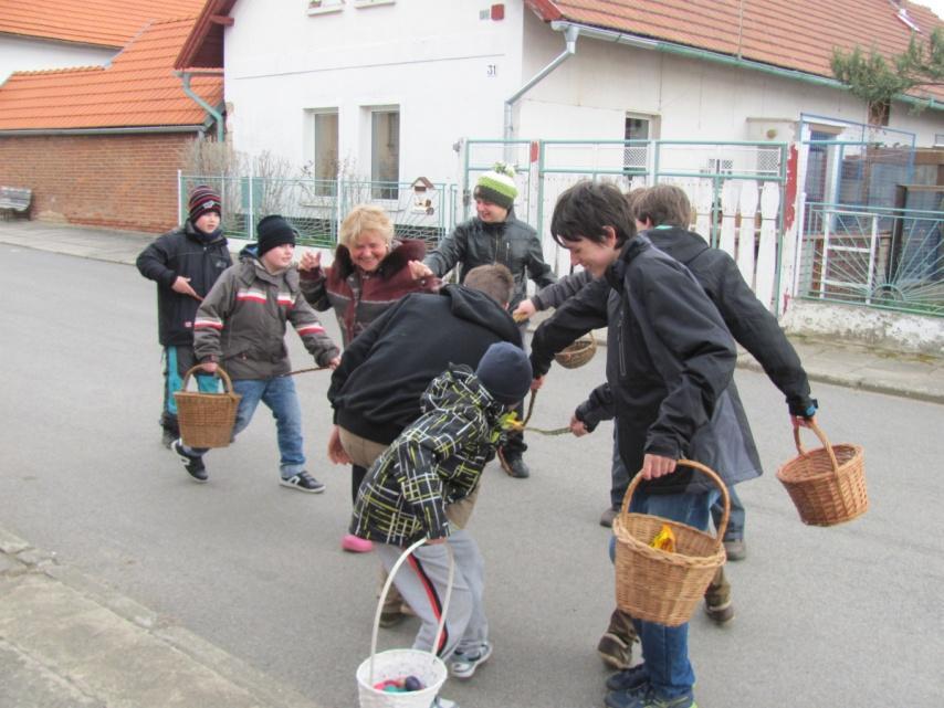 Podobné to prý, podle vyprávění koledníků, bylo i v jiných částech obce, např. ve Škvárovně jim otevřeli pouze ve dvou domech.
