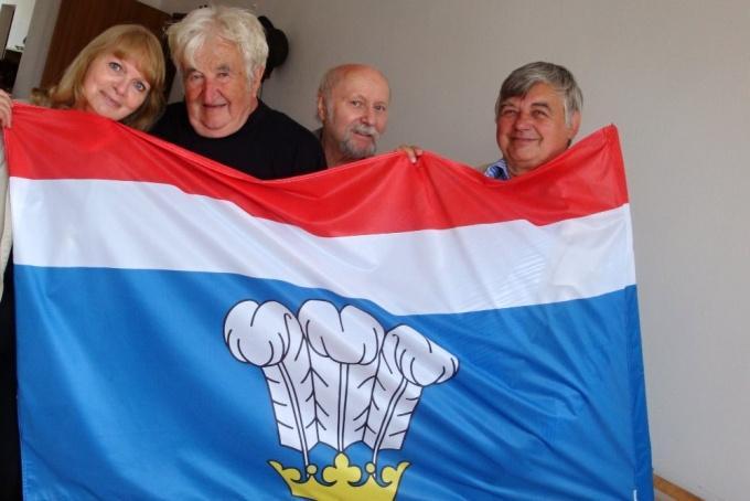 Návštěvníci, pečlivě ošetřeni sprejem proti klíšťatům, pobyli asi 1½ hodiny na židovském hřbitově, kde jim místní kronikář v krátkém úvodu přiblížil historii hřbitova a kde si mohli ofotografovat