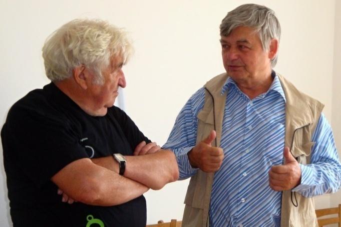 pánové Pokorný a Marsa u stolu Jeviněves a Anna Ostrítová, roz.