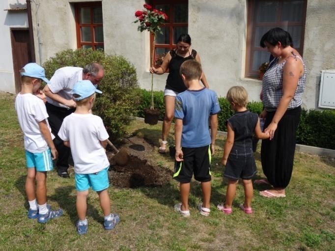 Akci uspořádali manželé Kopelukovi, současní majitelé domku.