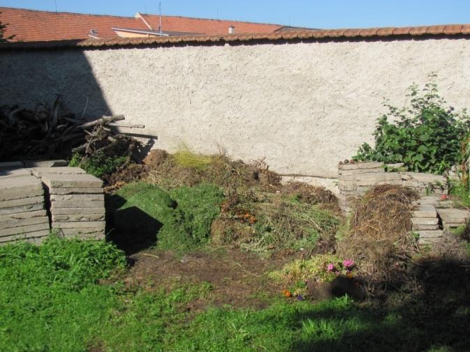 Úprava stromoví Pravidelné každoroční stříhání stromů v ulicích Na Podfuku a Lipová provádí pan Miroslav Bureš, majitel statku čp. 150 (bývalý statek pana Hájka čp.