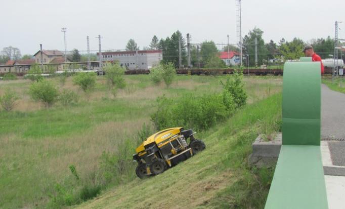Mezi ty předvídatelné, kromě stříhání stromů, patří sekání trávy na obecních pozemcích, úklid sněhu na vozovkách a chodnících a posyp proti námraze v zimě, podzimní úklid listí apod. 23