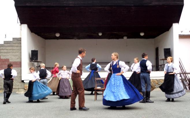 doprovodná vozidla s náhradními koly. Ale byl to hezký moment. mg FOLKLOR ÚČASTNÍCI LIDOVÉHO ROKU V PŘÁSLAVICÍCH Poslední prázdninový pátek 31.