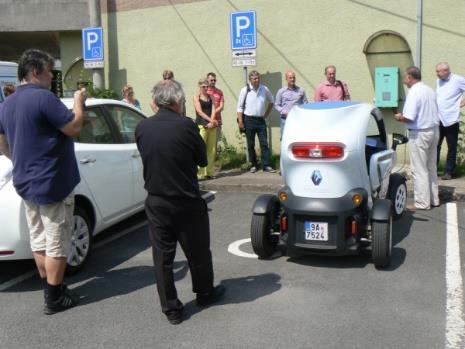 a studenti. Ti seznámili účastníky o průběhu letní praxe a vyhodnotili také exponáty výtvarné soutěže EKOPLAKÁT.