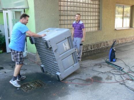 nabídli nám svou pomoc. Došlo na mytí oken, výmalbu chodeb a úklid.