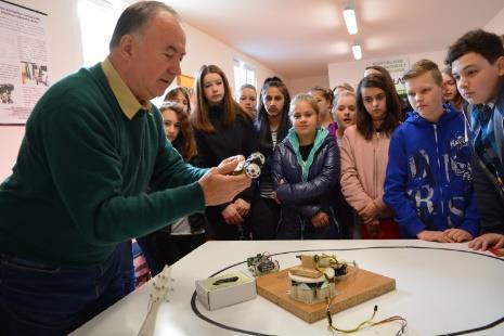 Účastníci kroužku se hravou formou seznámí s technikou, kybernetikou a robotikou i díky moderní technické stavebnici LEGO.