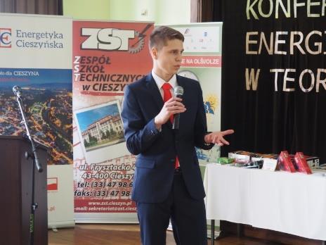 Wiedzieć Więcej. Na zahájení konference ředitelka ZST Mgr. Bożena Cholewa přivítala téměř 80 studentů z Polska, Slovenska, České republiky a čestné hosty.