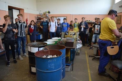 Studenti měli možnost si vyzkoušet také vlastní manuální zručnost při demontáži počítačů, monitorů či tiskáren pod dohledem našich zaměstnanců.