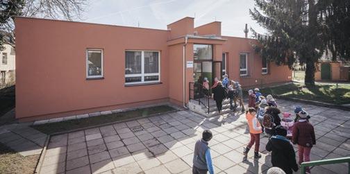ŠKOLSTVÍ a VOLNOČASOVÉ AKTIVITY Zateplení školní jídelny v ulici Bedřicha Smetany 1307 Díky zateplení obvodového pláště včetně střešních konstrukcí a