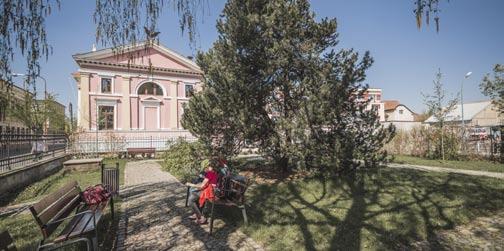 ŽIVOTNÍ PROSTŘEDÍ, MĚSTSKÉ LESY, TECHNICKÉ SLUŽBY Obnova radniční zahrady Osazení pozemku v centru města zelení, herními prvky s cílem zpřístupnit radniční zahradu